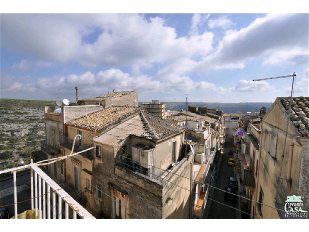 Four Storey Detached House to Renovate near the Cathedral, Ragusa