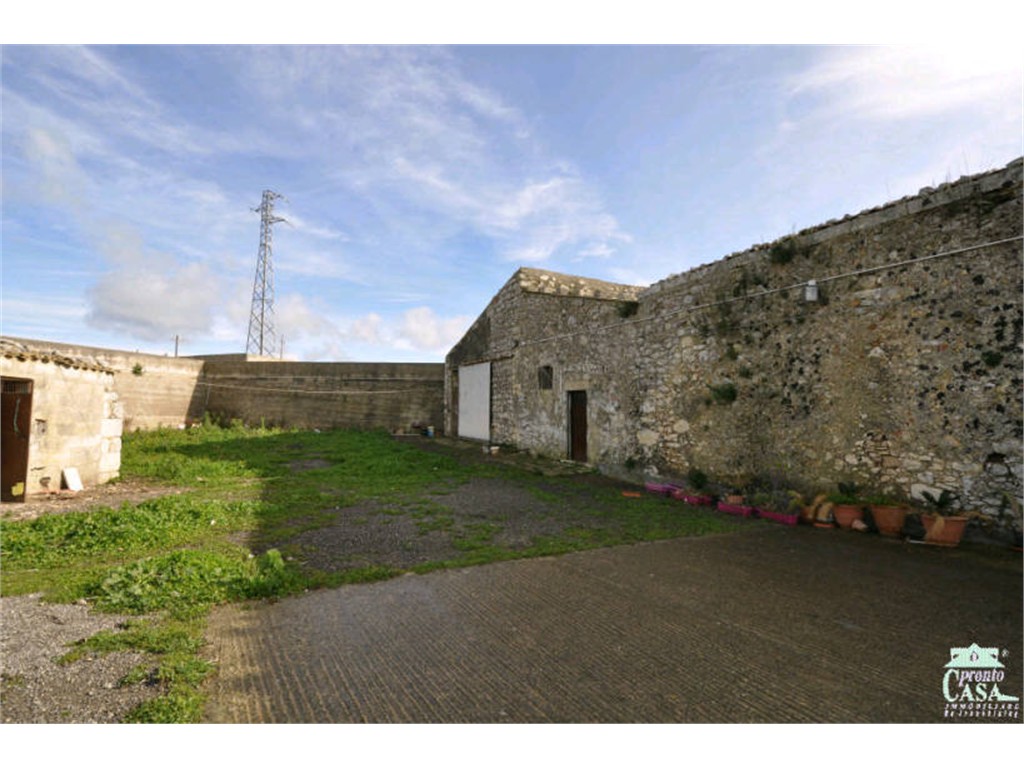 Country House with Agricultural Land and Annexe, Ragusa