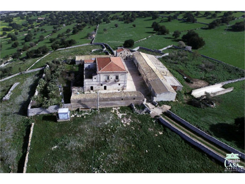 Farmhouse with 50 Hectares of Land near Castello di Donnafugata