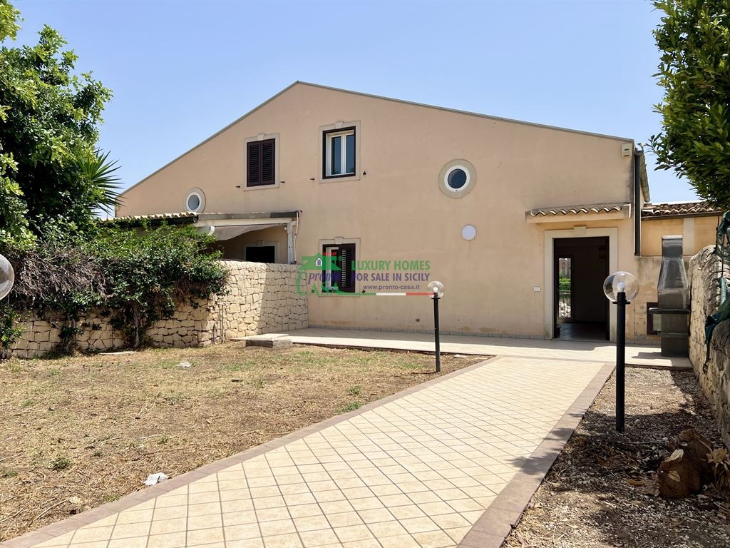 Three Storey Terraced Villa a Short Walk from the Beach, Marina di Ragusa